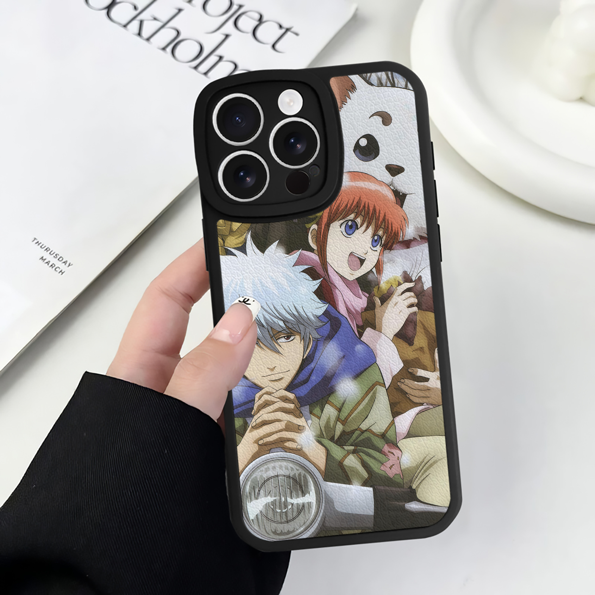（画像用） ぎんたま 坂田銀時（さかたぎんとき） 神楽 志村新八（しむら しんぱち） GINTAMA Sakata Gintoki Kagura Shimura Shinpachi 【iPhone 16シリーズ対応】シリコンスマホケース（レザー調） 材質：シリコン